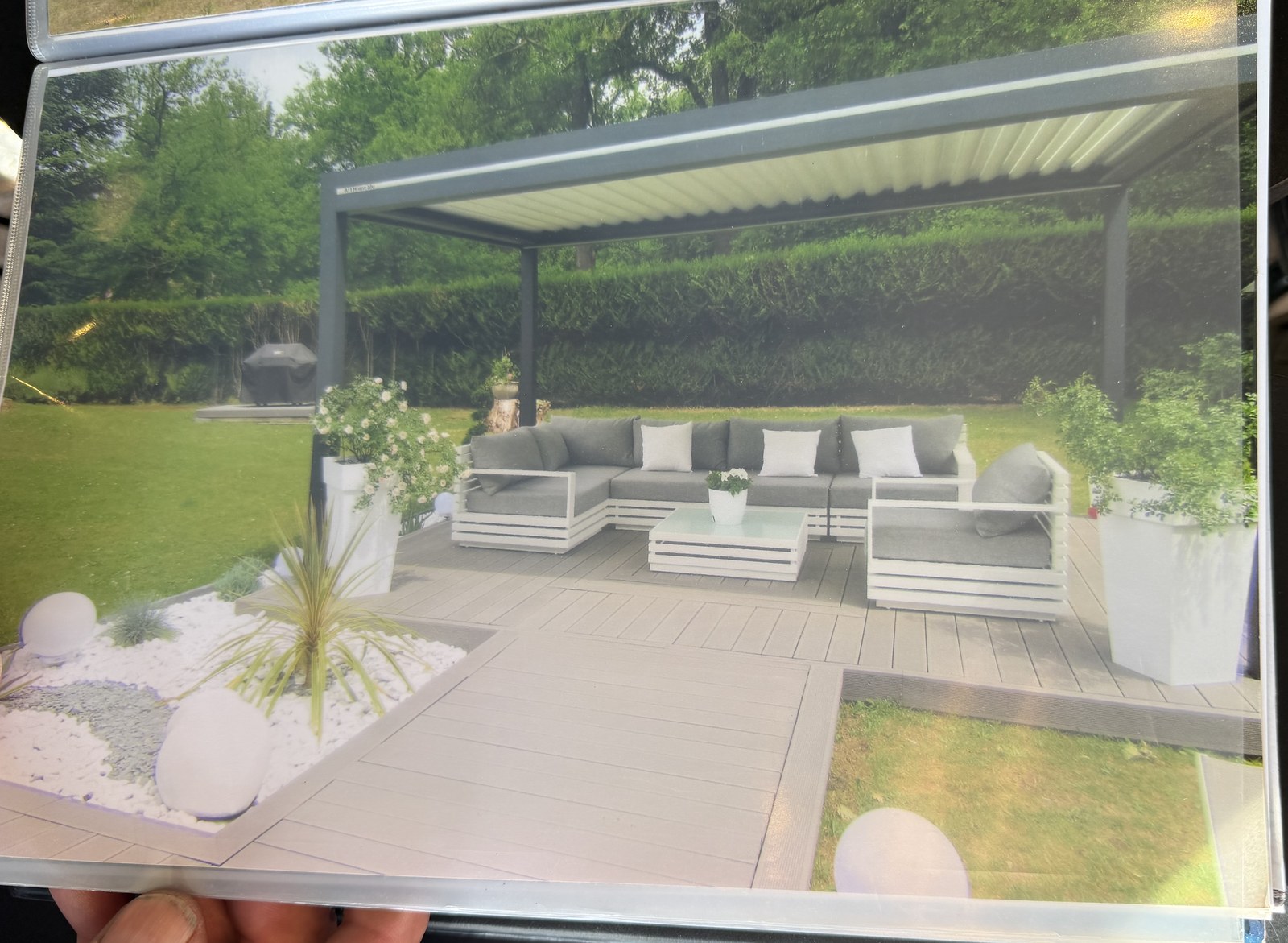 Pergola bioclimatique bois avec salon extérieur et jardin paysagé