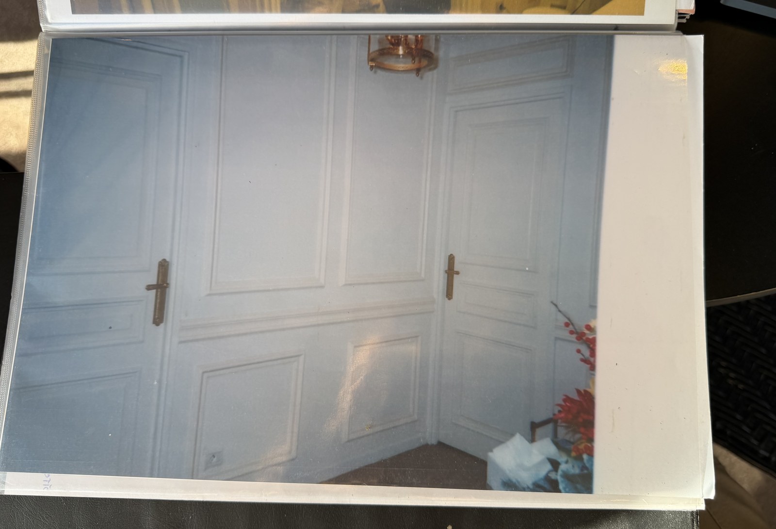 Placards intégrés en bois peint gris moulurés